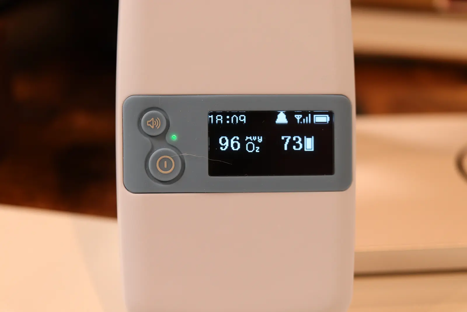 Pulse oximeter display showing SpO2 of 96% and heart rate of 73 BPM at 18:09 with signal and battery indicators